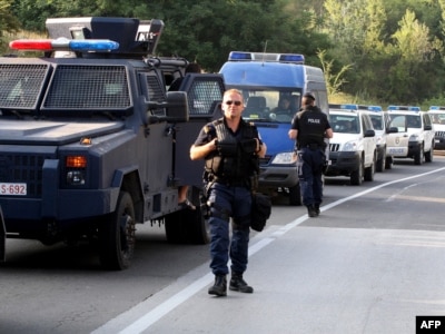 Kosovska policija: Srbi postavili blokade na putu Leposavić - Mitrovica kao odgovor na zauzimanje graničnih prelaza Jarinje i Brnjak od strane Kosovske policije, 26. jul 2011. 