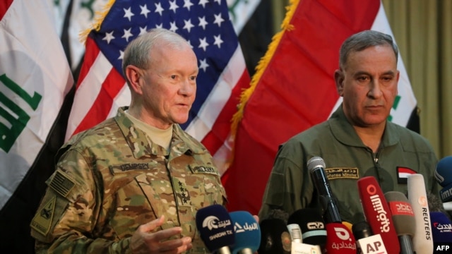 خالد العبیدی (راست)، وزیر دفاع عراق در کنار مارتین دمپسی، رئیس ستاد مشترک ارتش آمریکا
