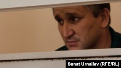 Азаматтық белсенді Жанат Есентаев сотта отыр. Орал, 15 шілде 2016 жыл.