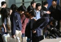 Freed hostages bowed to their fellow South Koreans on return from Afghanistan (AFP)