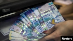 С момента, когда это фото было сделано, до момента, когда оно появилось в этой публикации, ценность изображенных на нем купюр несколько уменьшилась. И, говорят, будет уменьшаться еще.