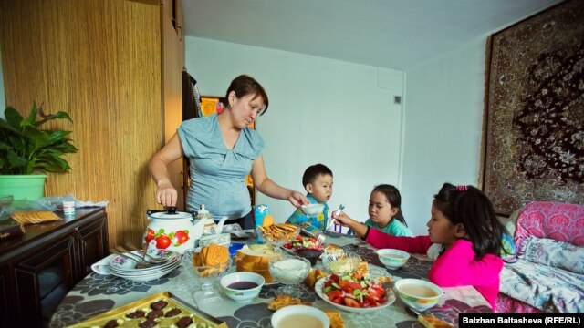 Мира Мусапирова с детьми. Алматы, 12 сентября 2015 года.
