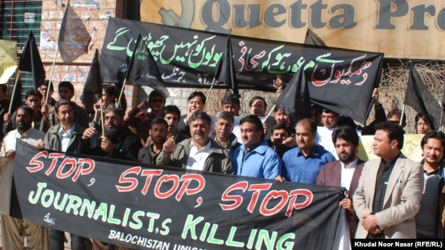 Pakistan -- Journalists protesting in Quetta against killing of Pashtun journalist Mukarram Khan Aatif by unknown militants on 17 January, 2012.