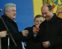Romanian President Traian Basescu (right) with Moldovan President Vladimir Voronin (file photo) (AFP)
