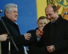Romania -- Romanian President Traian Basescu (R) drinks a cup of wine together with the Moldovan President Vladimir Voronin (L) during the opening ceremony of Moldovan Wine Festival in Bucharest, 10 Dec. 2005