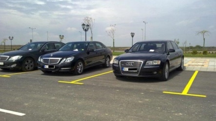 Srpski državni funkcioneri parkirali svoje automobile na mestu obeleženom za invalide