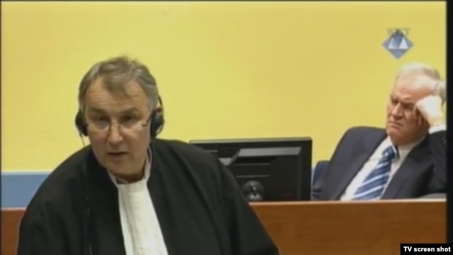 Ratko Mladić i njegov branitelj Miodrag Stojadinović u sudnici 8. veljače 2013.