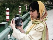 Iran/France – A scene from the Iranian-French filmmaker Mehrnoush (Mehrnoushe) Solouki’s film “The Evil and the Good” , she is captured filming in Tehran in 2005