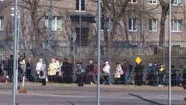Демалыс күндері Эстонияға келген ресейліктер құжат тексерту кезегінде тұр. Нарва, 29 наурыз 2014 жыл.