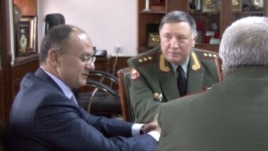 Armenia - Defense Minister Seyran Ohanian (L) meets with the commander-in-chief of Russia’s ground forces, Colonel-General Vladimir Chirkin, in Yerevan, 25Oct2012.