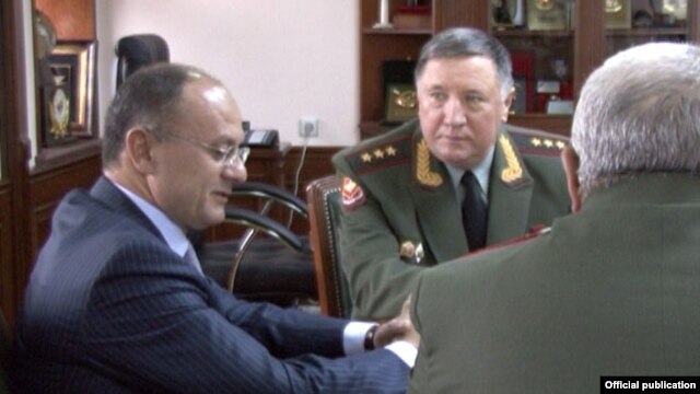 Armenia - Defense Minister Seyran Ohanian (L) meets with the commander-in-chief of Russia’s ground forces, Colonel-General Vladimir Chirkin, in Yerevan, 25Oct2012.