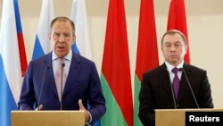 Belarusian Foreign Minister Uladzimir Makey (right) with his Russian counterpart Sergei Lavrov in Minsk on June 16.