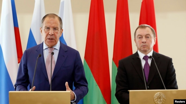 Belarusian Foreign Minister Uladzimir Makey (right) with his Russian counterpart Sergei Lavrov in Minsk on June 16.