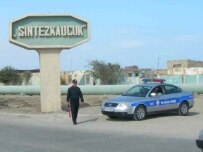 Police outside a chemical plant in Sumgayit (RFE/RL)