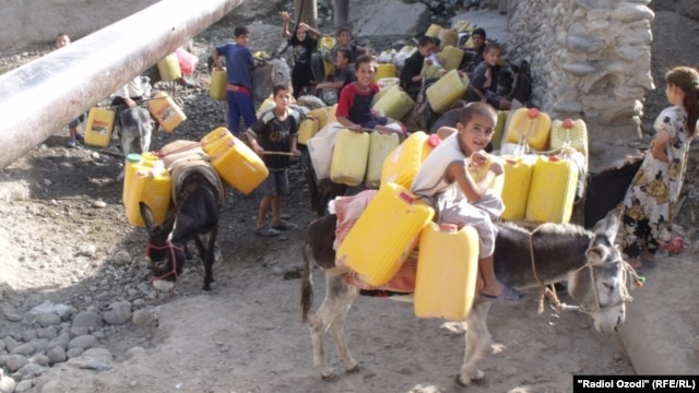 Children fetch water in the city of Kulab, in Tajikistan's Khatlon region. (file photo)