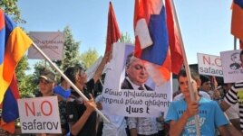 სომხეთში სტუდენტები აპროტესტებენ რამილ საფაროვის განთავისუფლებას ციხიდან.