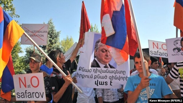 სომხეთში სტუდენტები აპროტესტებენ რამილ საფაროვის განთავისუფლებას ციხიდან.