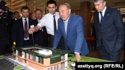 Қазақстан президенті Нұрсұлтан Назарбаев «Макдоналдс» мейрамханасы макетін көріп тұр. Астана, 5 наурыз 2016 жыл. Сурет Қазақстан президентінің ресми akorda.kz сайтынан алынды.