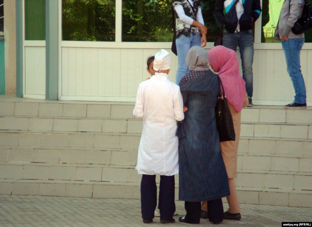 Фото букета цветов на полу Фото букета цветов на полу
