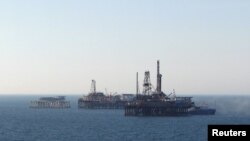 Нефтяные платформы в Каспийском море.