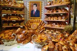 Портрет президента Туркменистана Гурбангулы Бердымухамедова посреди хлеба.