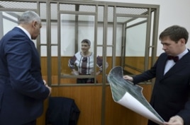 Надежда Савченко и ее адвокаты Марк Фейгин (слева) и Илья Новиков (справа) в суде