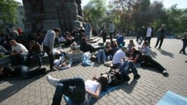 Оппозиция белсенділері Владимир Путинге қарсы наразылық шарасында. Мәскеу, 8 мамыр 2012 жыл. 