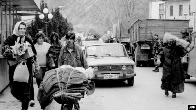 Bošnjačke izbjeglice napuštaju Višegrad 16. aprila 1992. godine