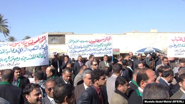 محامون يتظاهرون ضد الفساد في كربلاء
