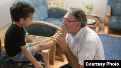 Iranian dissident Mohammad Nourizad has blogged about kissing the feet of a 4-year-old Baha'i boy whose parents are in jail because of their faith.