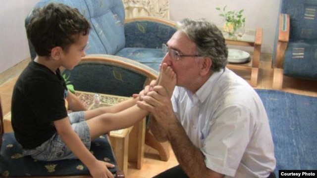 Iranian dissident, Mohammad Nourizad has blogged about kissing the feet of a 4-year-old Baha'i boy whose parents are in jail because of their faith.