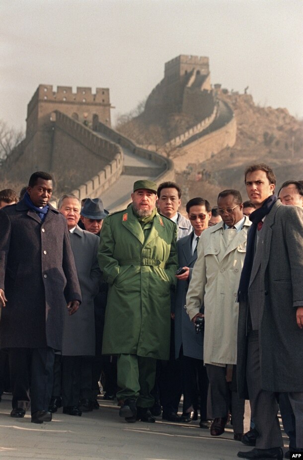 Fidel Castro (center) with guides and security agents at the Great Wall of China while on a state visit in December 1995. 