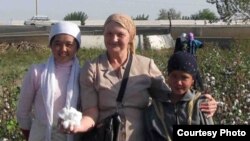 Правозащитник Елена Урлаева (в центре) на хлопковом поле в Узбекистане.