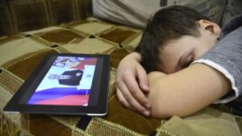 Discursul despre starea națiunii al lui Vladimir Putin în direct pe tableta unui copil rus care doarme, 12 decembrie 2012.