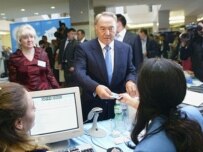 Nazarbaev voting in Astana on August 19 (ITAR-TASS)