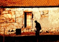 An ethnic Serb in front of his home in the ethnically divided village of Caglavica (RFE/RL)