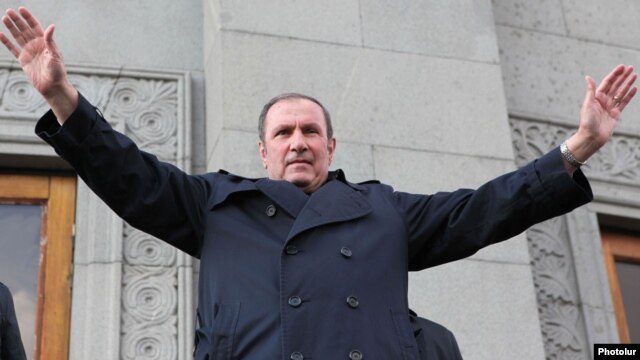 Armenia - Former President Levon Ter-Petrosian greets supporters at an opposition rally in Yerevan, 1Mar2012.
