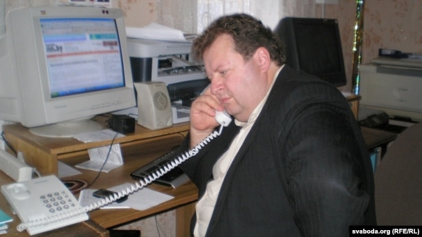 Image: http://gdb.rferl.org/74A611B8-9ACC-4F4D-A26E-68D22569FF8A_w610_r1_s.jpg Алесь Шутаў у офісе, ахвяраваным для працы дэмакратычных структур