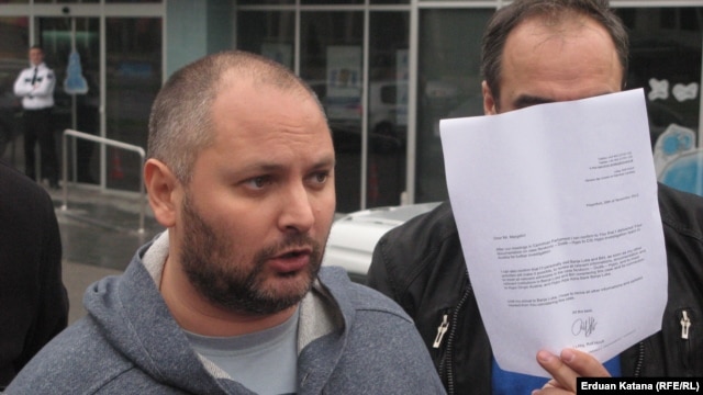 Domagoj Margetić sa dokumentima kojim ilustruje svoje tvrdnje, Banjaluka, 23. novembar 2012.
