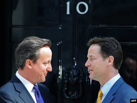 دیوید کمرون (چپ)، نخست وزیر بریتانیا، به همراه نیک کلگ