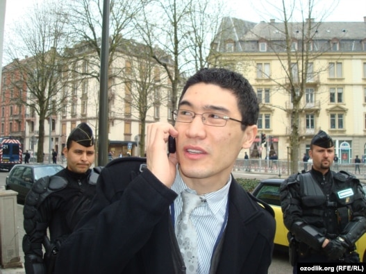 RFE/RL journalist Alisher Sidikov talks with NATO officials in Strasbourg in 2009.