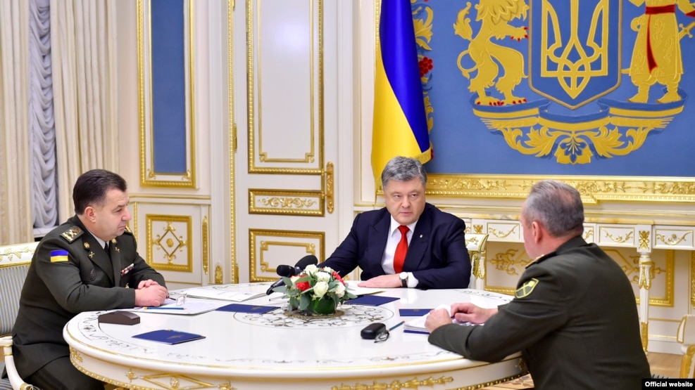 Ukrainian President Petro Poroshenko (center) holds a meeting with Defense Minister Stepan Poltorak (Lleft and Chief of Staff of Ukraine's Armed Forces Viktor Muzhenko in Kyiv on November 2.