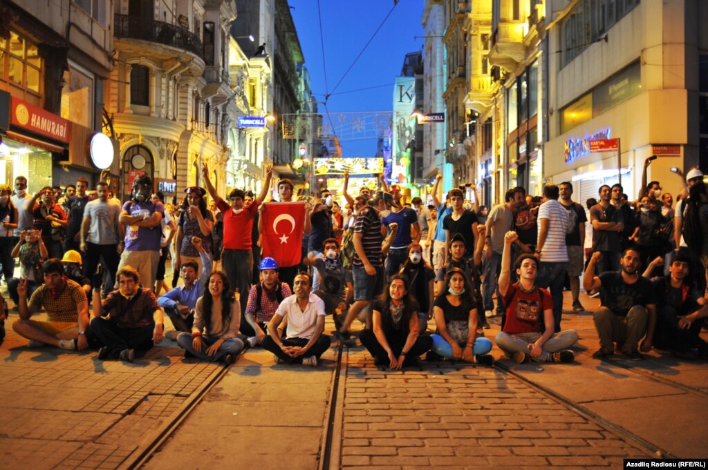 Istanbul Police Disperse Protesters Close Gezi Park Again