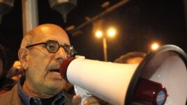 Mohamed ElBaradei duke folur para mbështetësve të tij në Kajro