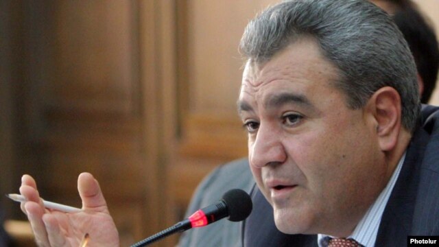 Armenia -- Ishkhan Zakarian, chairman of the parliament's Audit Chamber, at a news conference, 5Nov2010.