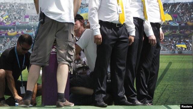 Security guards attend to the wounded trophy. It escaped with minor injuries.