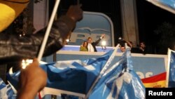 Халық партиясының жетекшісі Мариано Рахой жақтастарына қол бұлғап тұр. (Көрнекі сурет.)