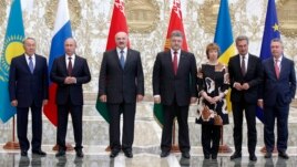 Солдан оңға: Қазақстан, Ресей, Беларусь, Украина президенттері және ЕО өкілі Кэтрин Эштон. Минск, 26 тамыз 2014 жыл.