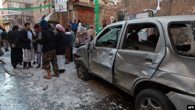 یکی از بمب‌گذاری‌های اخیر علیه حوثی‌ها در یمن. ۲۳ دسامبر ۲۰۱۴.