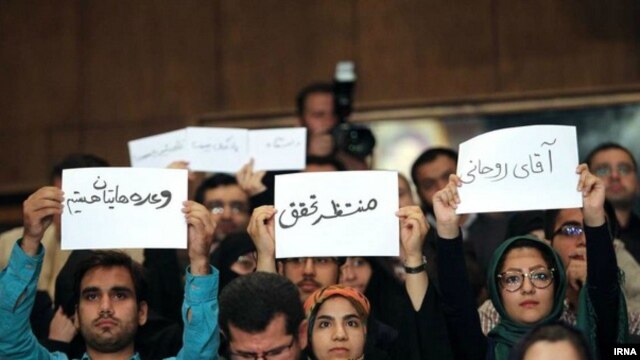 درخواست از روحانی برای عمل کردن به وعده‌هایش؛ دانشگاه تهران، سه‌شنبه ۱۵ مهر ۱۳۹۳